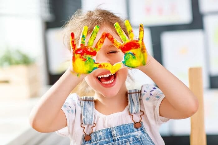 絵の具で遊ぶ少女