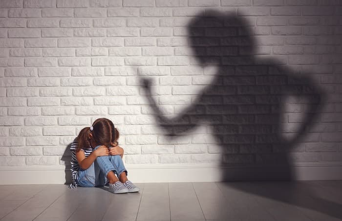 ママに怒られ泣く少女